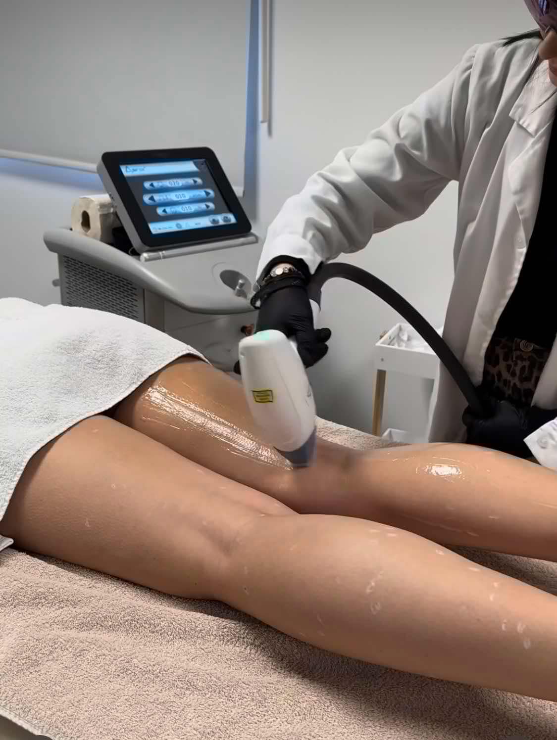 Séance d'épilation au laser dans un environnement professionnel