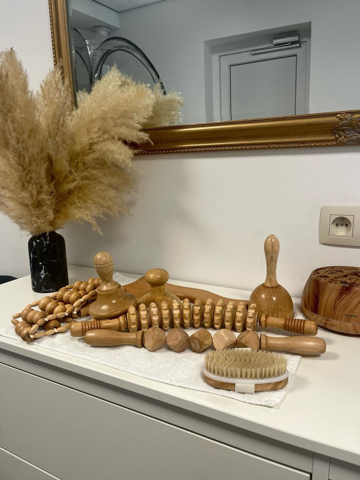 Massage de madérothérapie avec instruments en bois